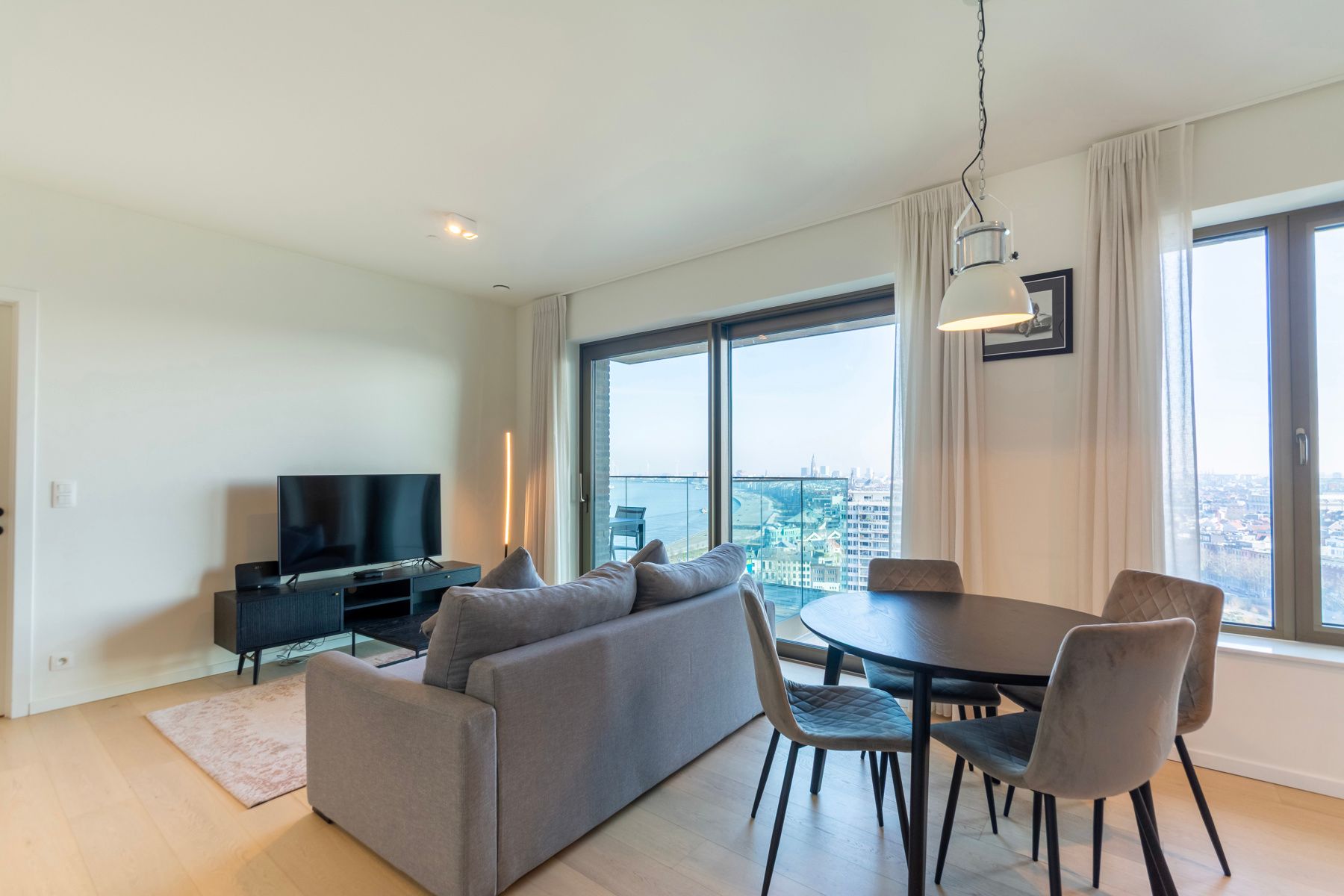 Gemeubeld 2 slaapkamer appt. met zicht op de Schelde foto 3