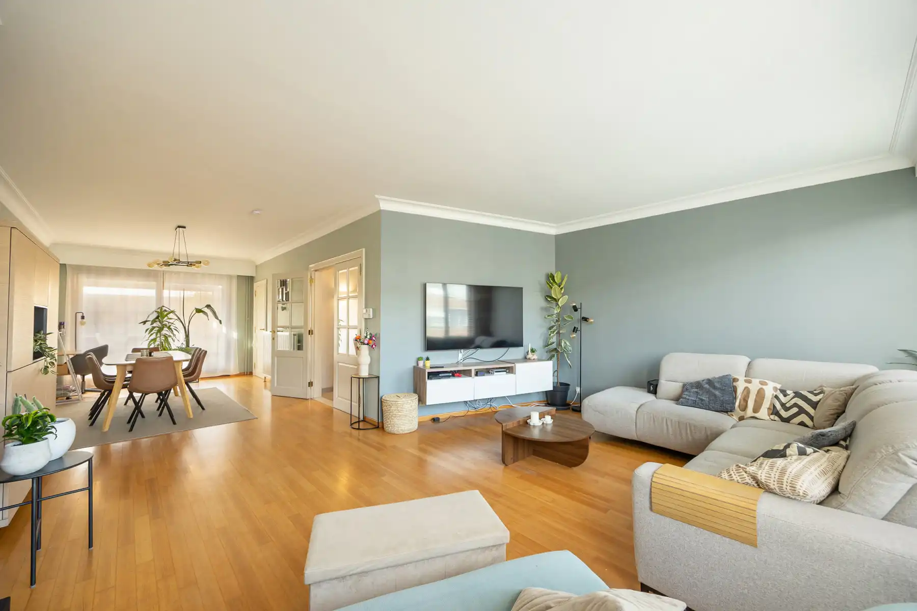 Ruime woning met 3 aangename slaapkamers, garage en tuin foto {{pictureIndex}}