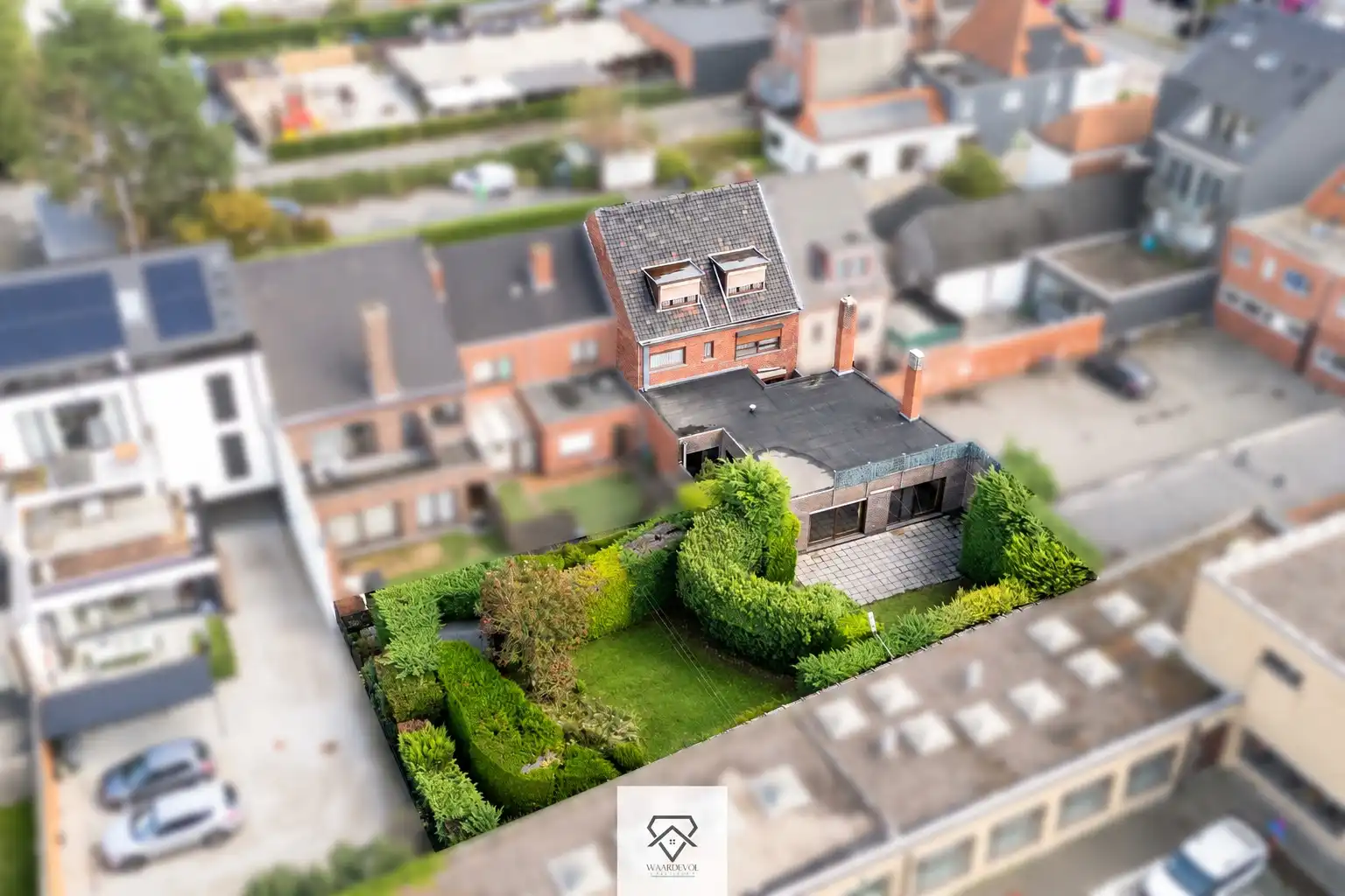 Ruime gezinswoning met veel potentieel in hartje Lochristi foto 2