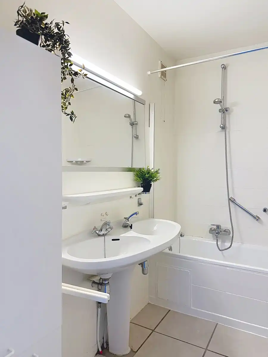 Centraal gelegen appartement met garage en staanplaats foto 12