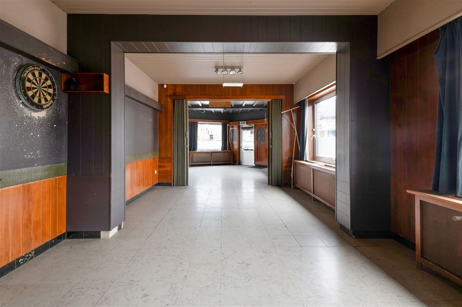Handelswoning met appartement, garage en parkeerplaats foto 8