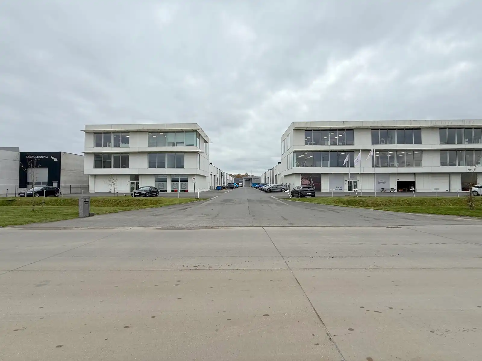 Perfect afgewerkt industriepand met kantoor en loods foto 40