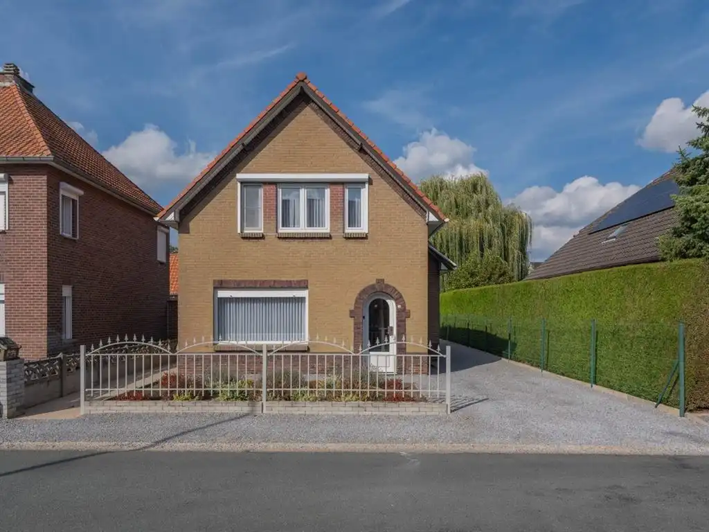 Te renoveren vrijstaande woning foto 2