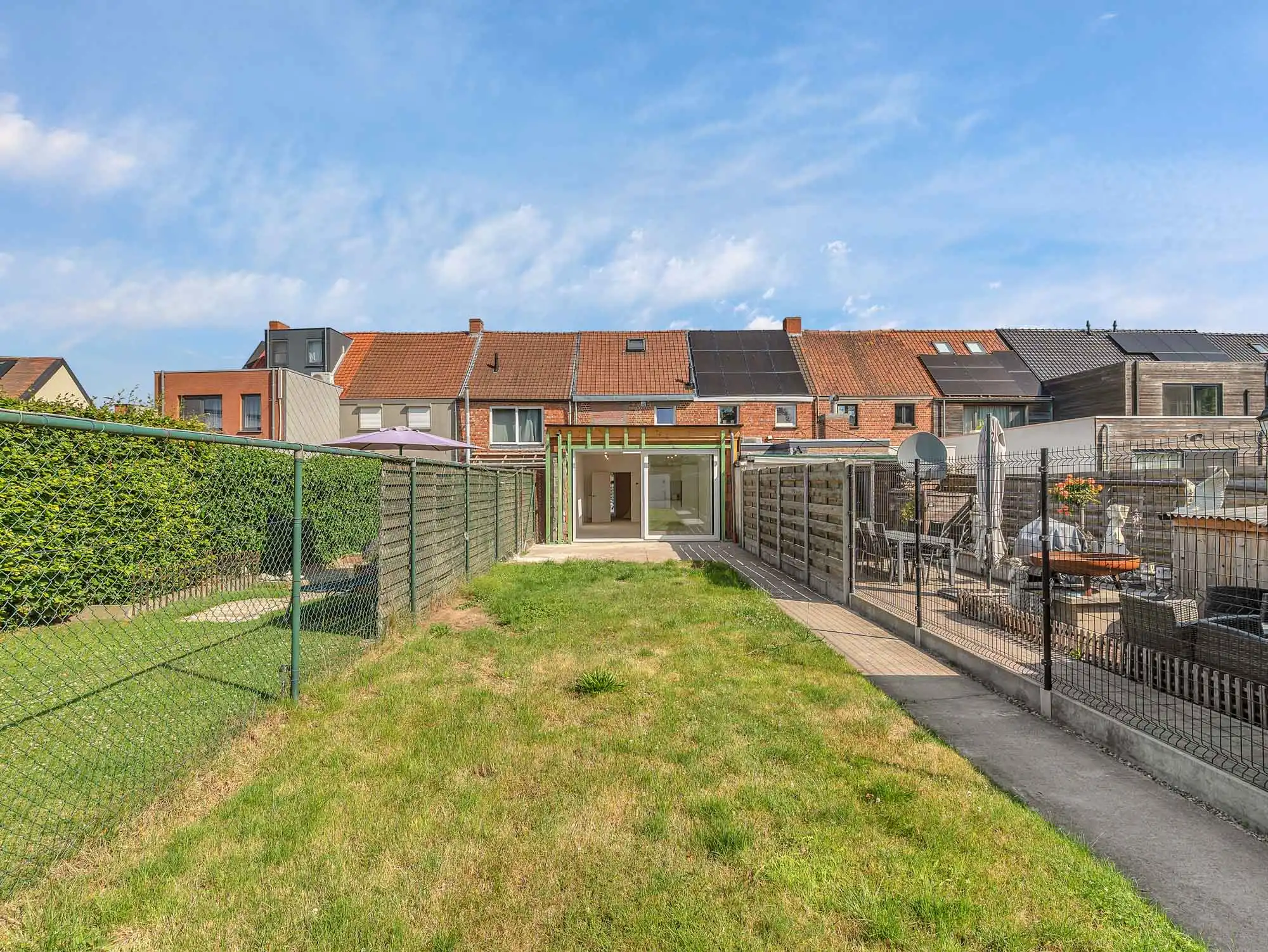 Gerenoveerde woning met ruime tuin en privéparking foto 12