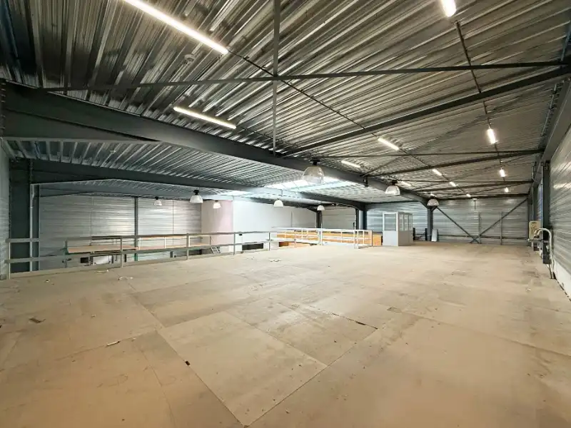 GENK: Bedrijfsgebouw met magazijn, atelier, kantoren en appartement foto 8