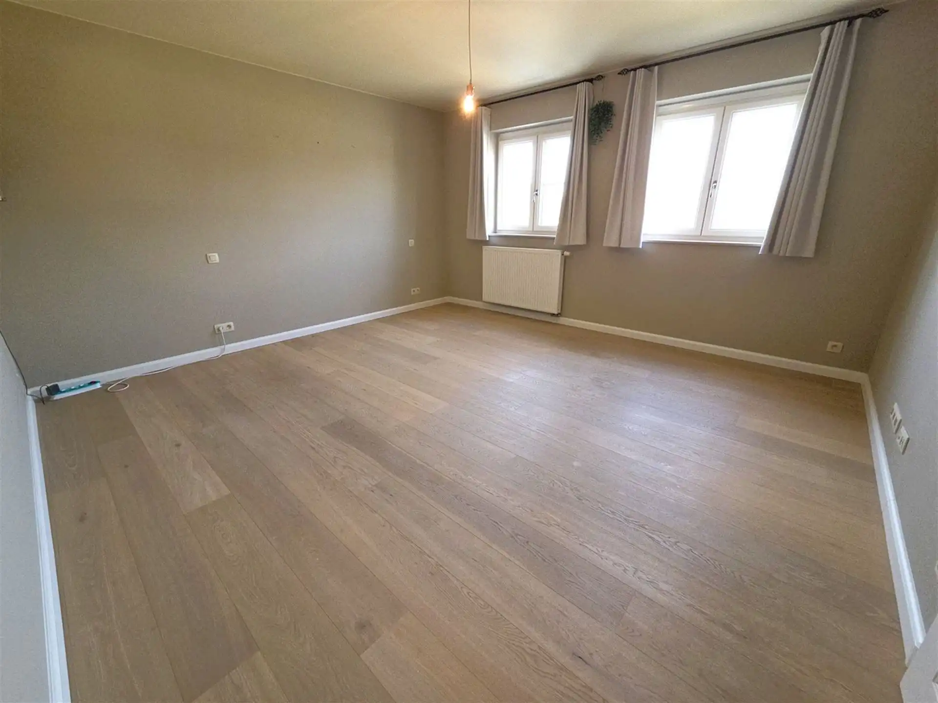 Prachtige villa woning, 5 slaapkamers, 2 badkamers in een zeer rustige straat gelegen foto 12