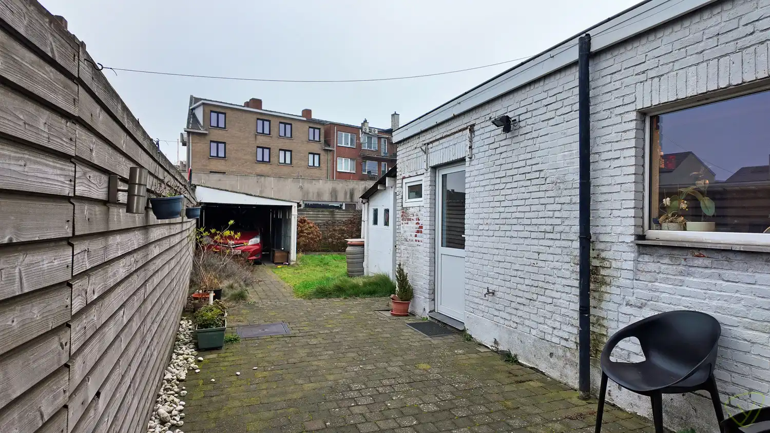 Volledig gerenoveerde woning met carport en tuin in Zelzate! foto 9