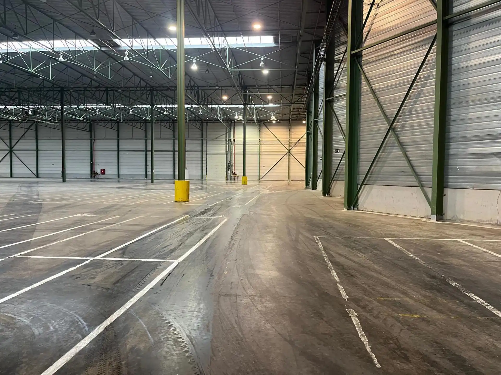 Ca. 8.625m² en 8.625m² magazijnruimten, met los- en laadkades, te huur langs de Noorderlaan.   foto 9