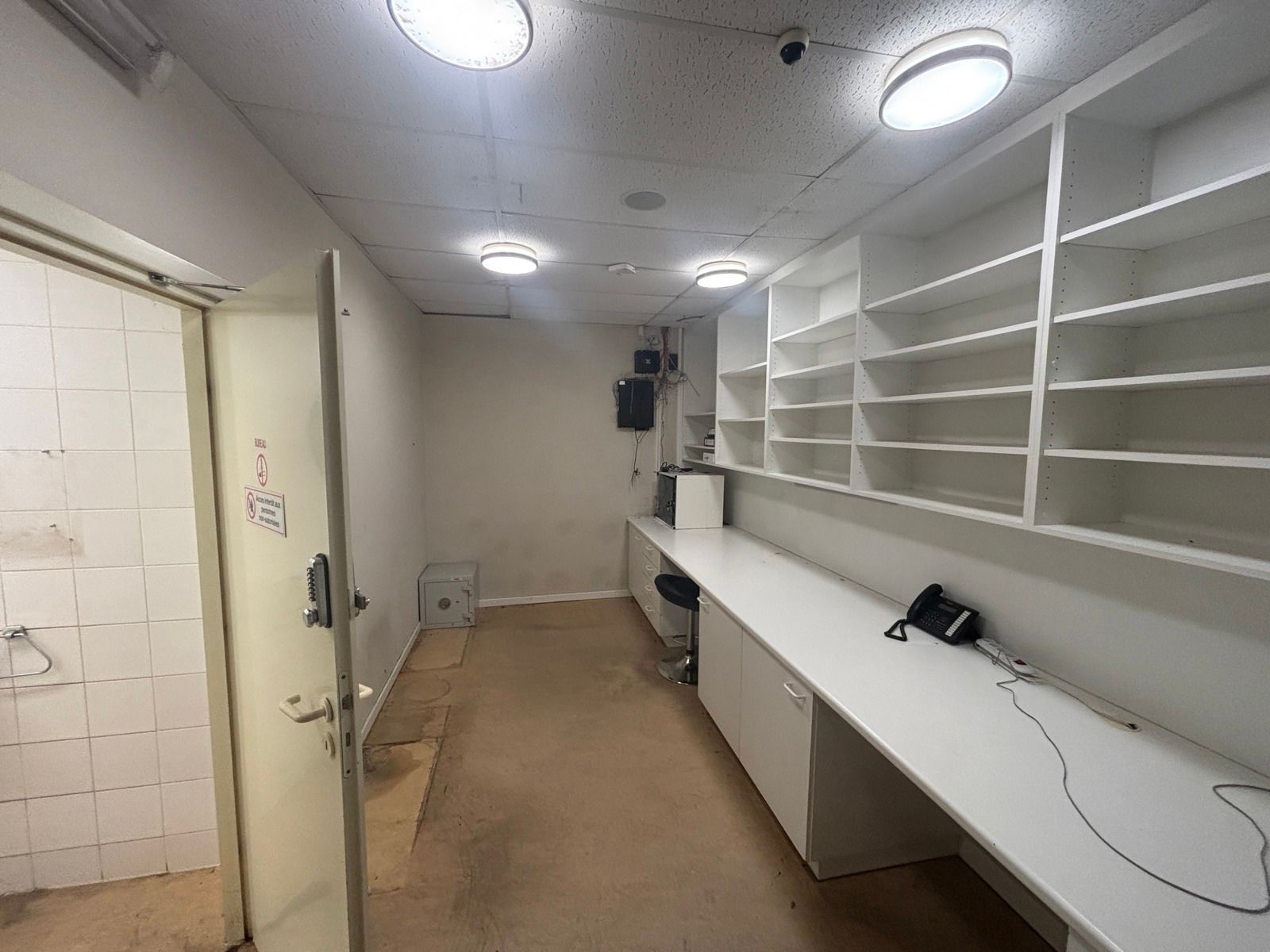 Baanwinkel te huur in Philippeville, toplocatie retailpark foto 12