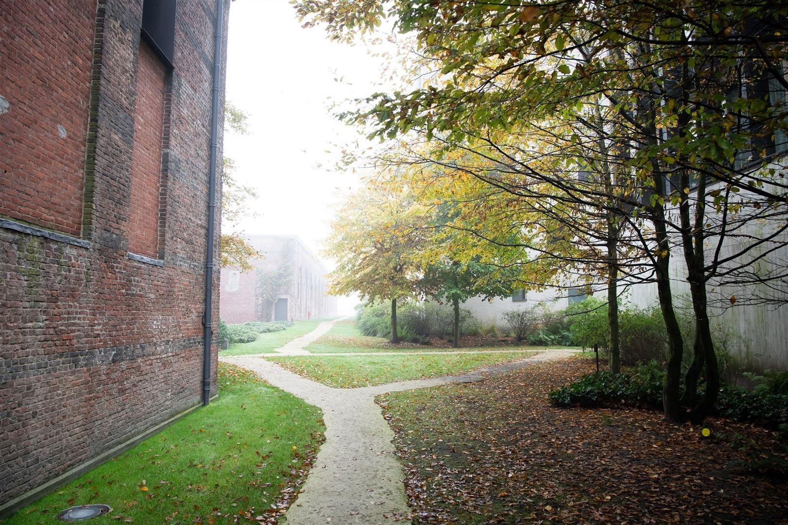 LICHTOVERGOTEN LOFT OP DE BOVENSTE VERDIEPING INGERICHT ALS KANTOOR OP DE KANAALSITE VAN AXEL VERVOORDT foto 30