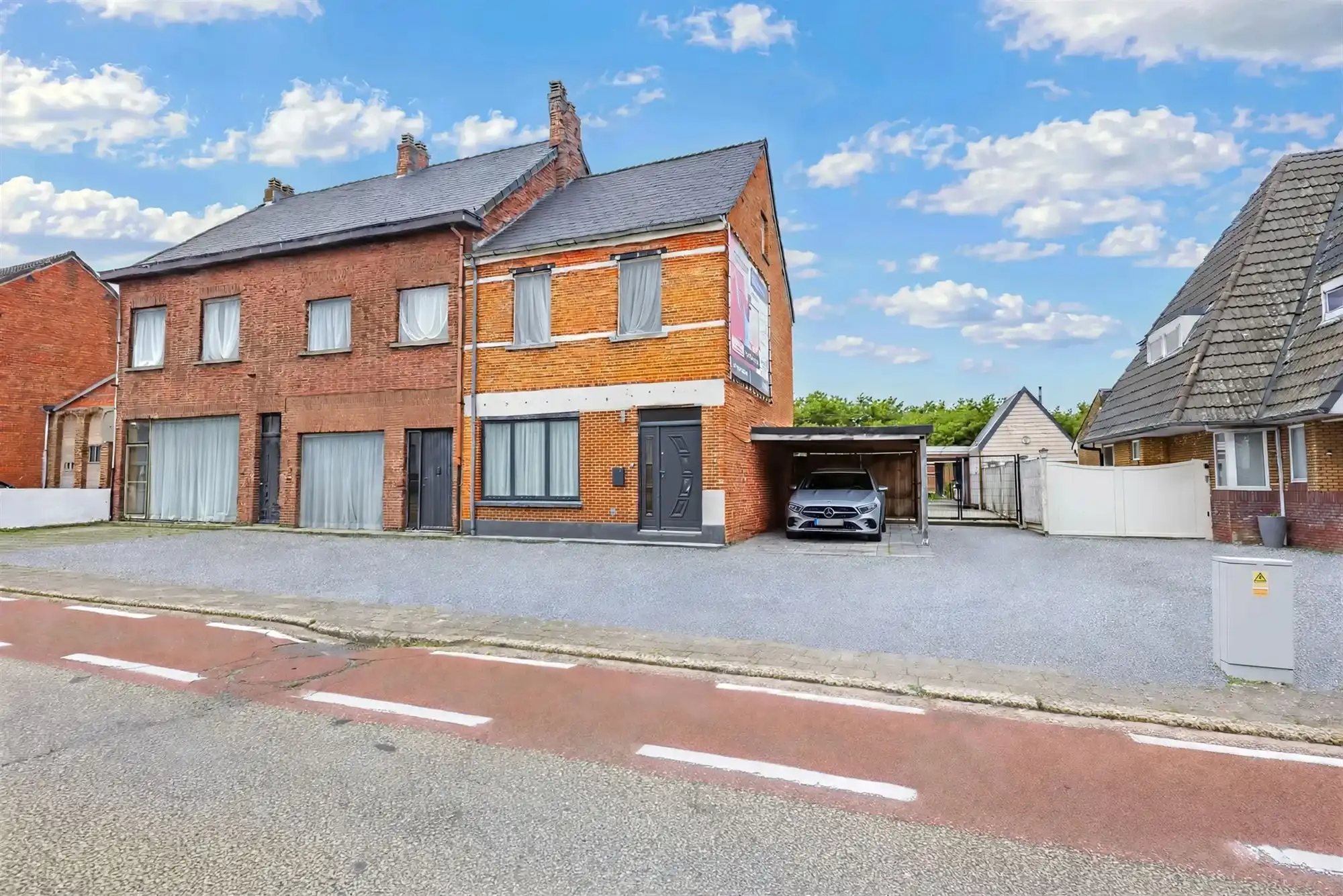 instapklare 3 gevelhuis op 945 m² met 6 slpks en 4 garages foto {{pictureIndex}}