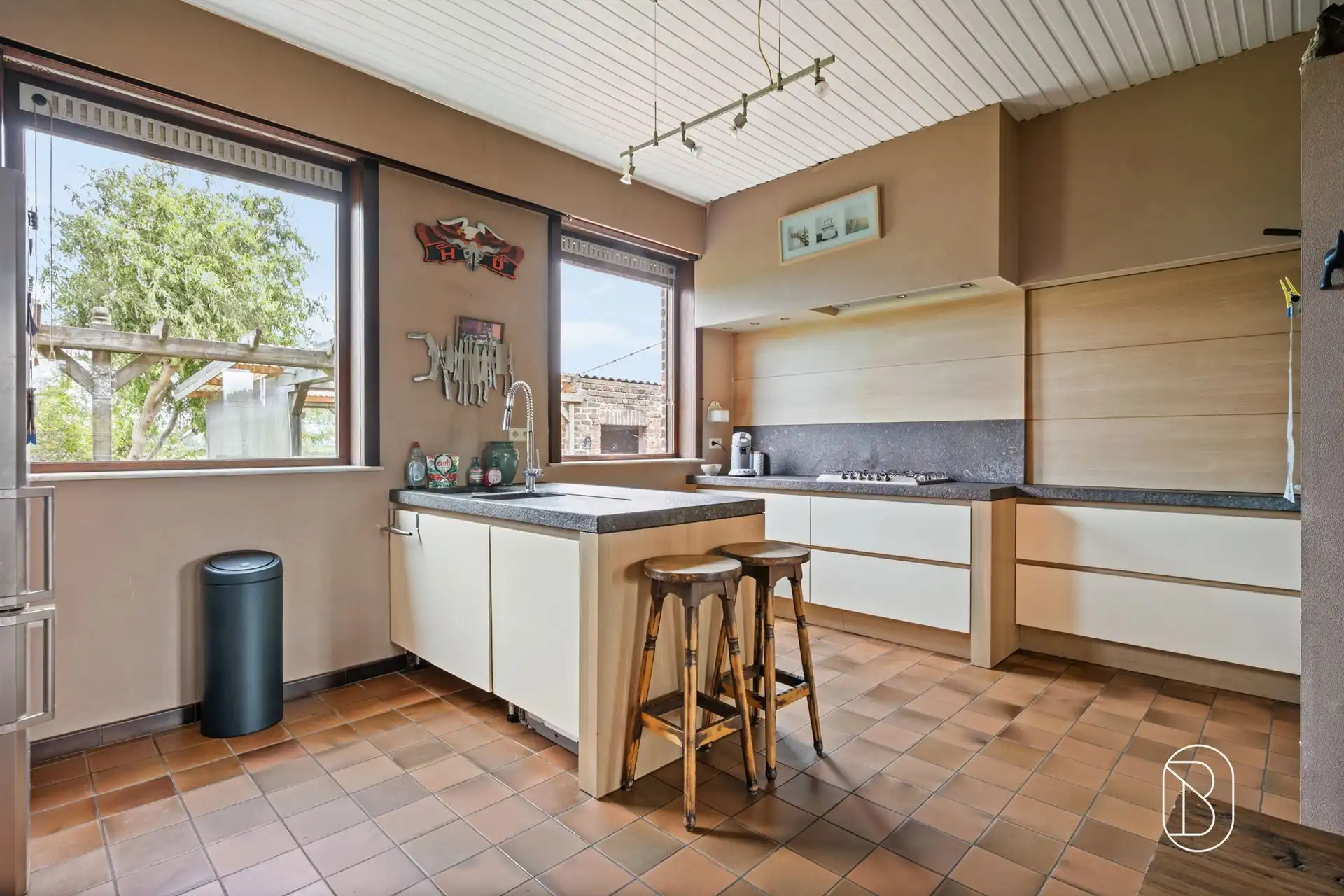 Karaktervolle hoeve met schuur en loods foto 14