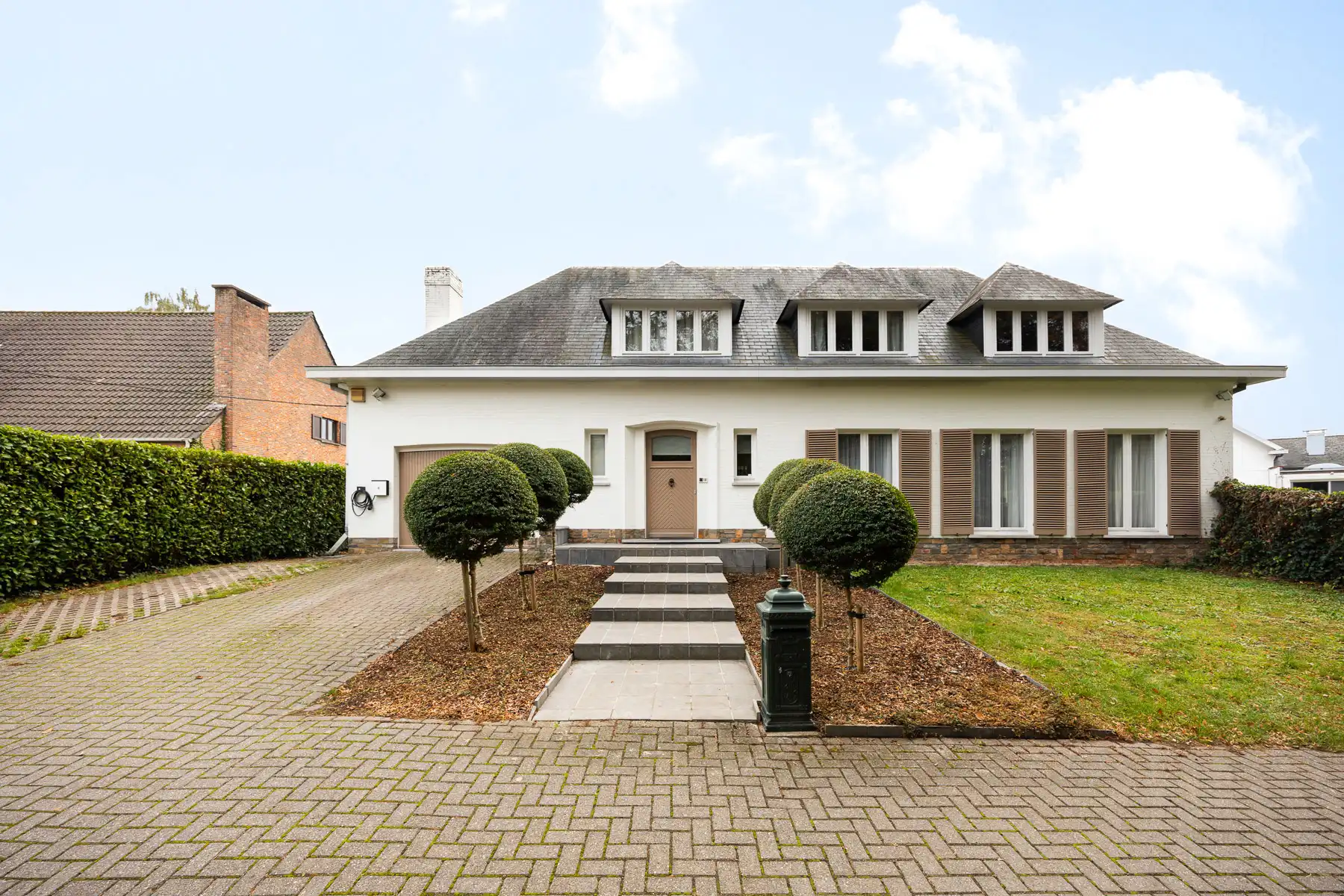 Rustig en groen gelegen statige, instapklare villa foto {{pictureIndex}}