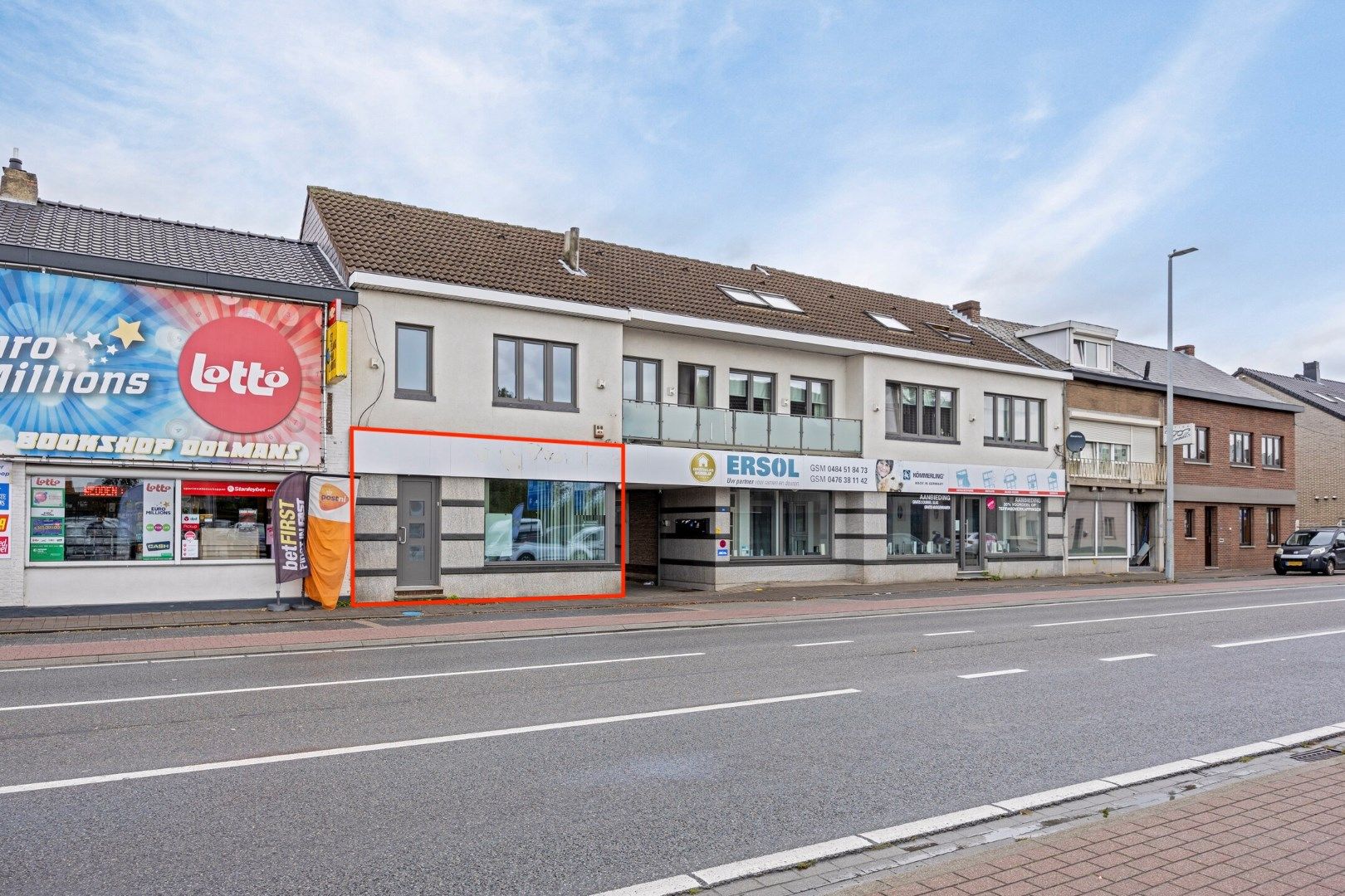 HANDELSRUIMTE OP EEN ZICHTLOCATIE TE REKEM-LANAKEN !  foto {{pictureIndex}}