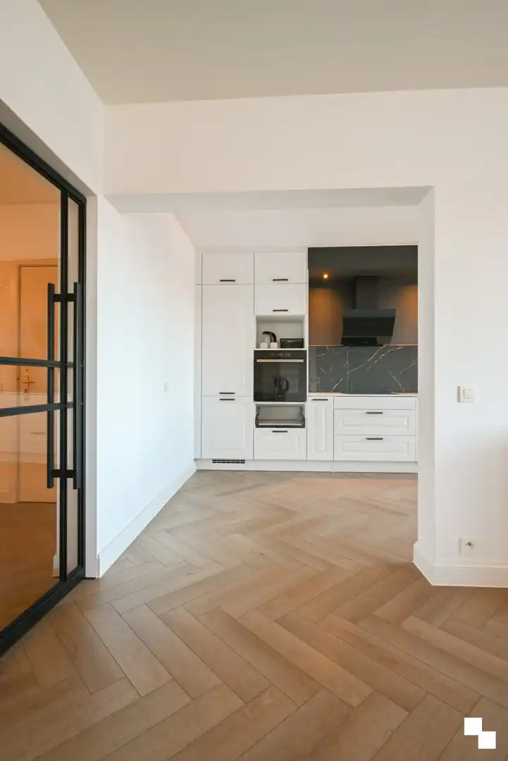 Volledig gerenoveerd appartement met drie slaapkamers te centrum Izegem foto 5