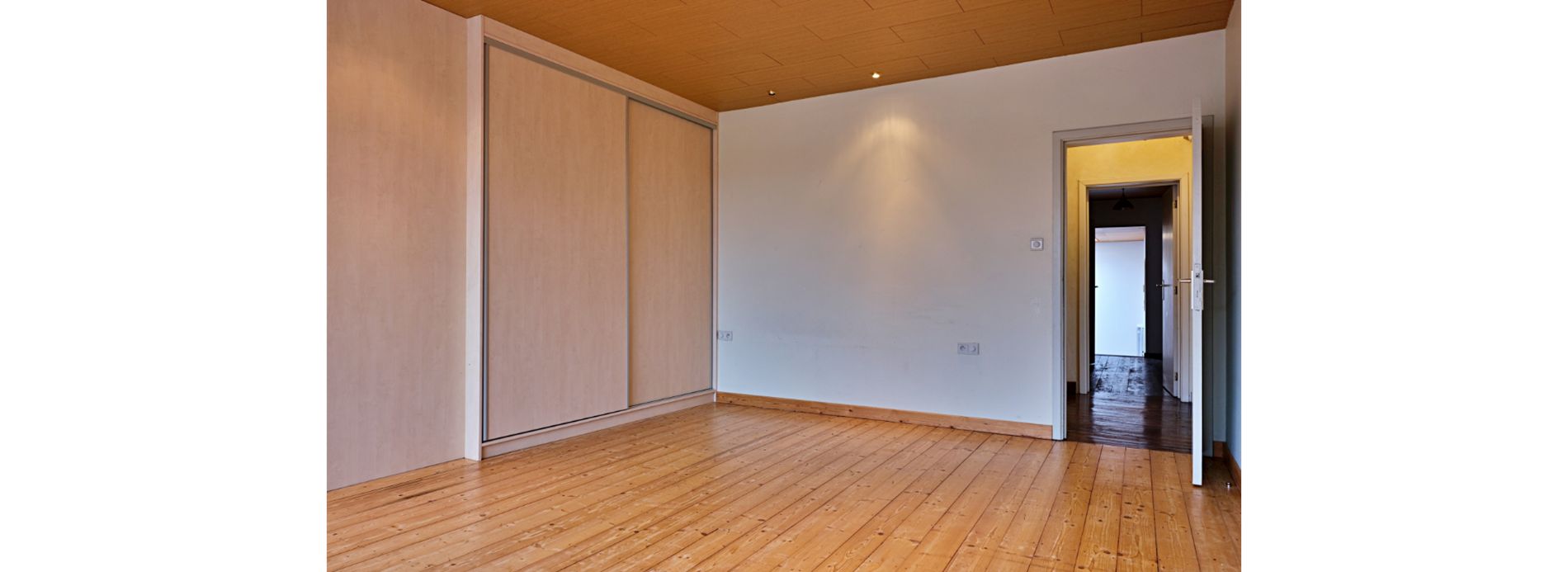 INTERESSANTE WONING MET KANTOOR & LOODS IN CENTRUM IEPER foto 11