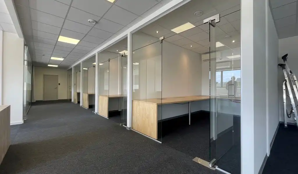 Gerenoveerde instapklare kantoren te huur aan station van Lint foto 4
