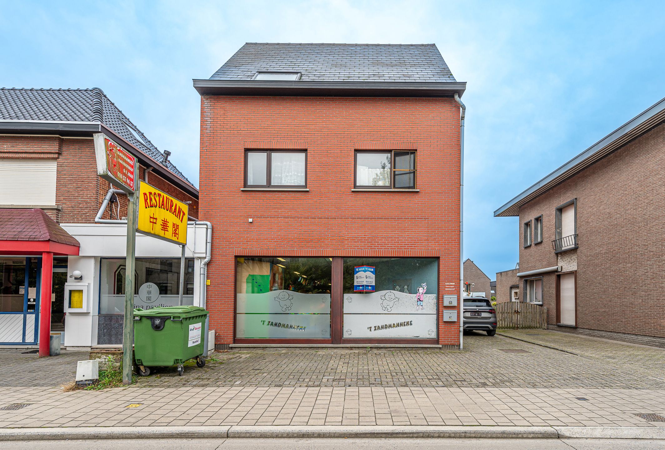 Handelsgelijkvloers, momenteel volledig ingericht als kindercrèche. foto 1