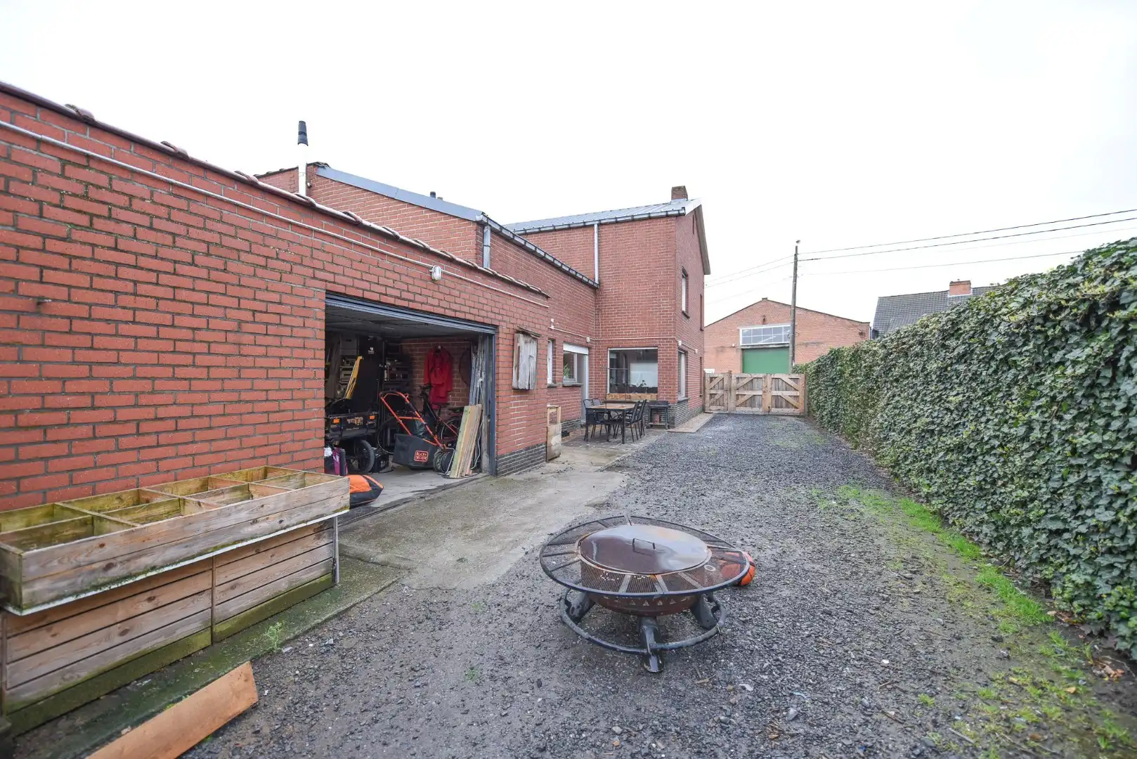 Centraal gelegen, halfopen bebouwing TE HUUR in Oeselgem! foto 18