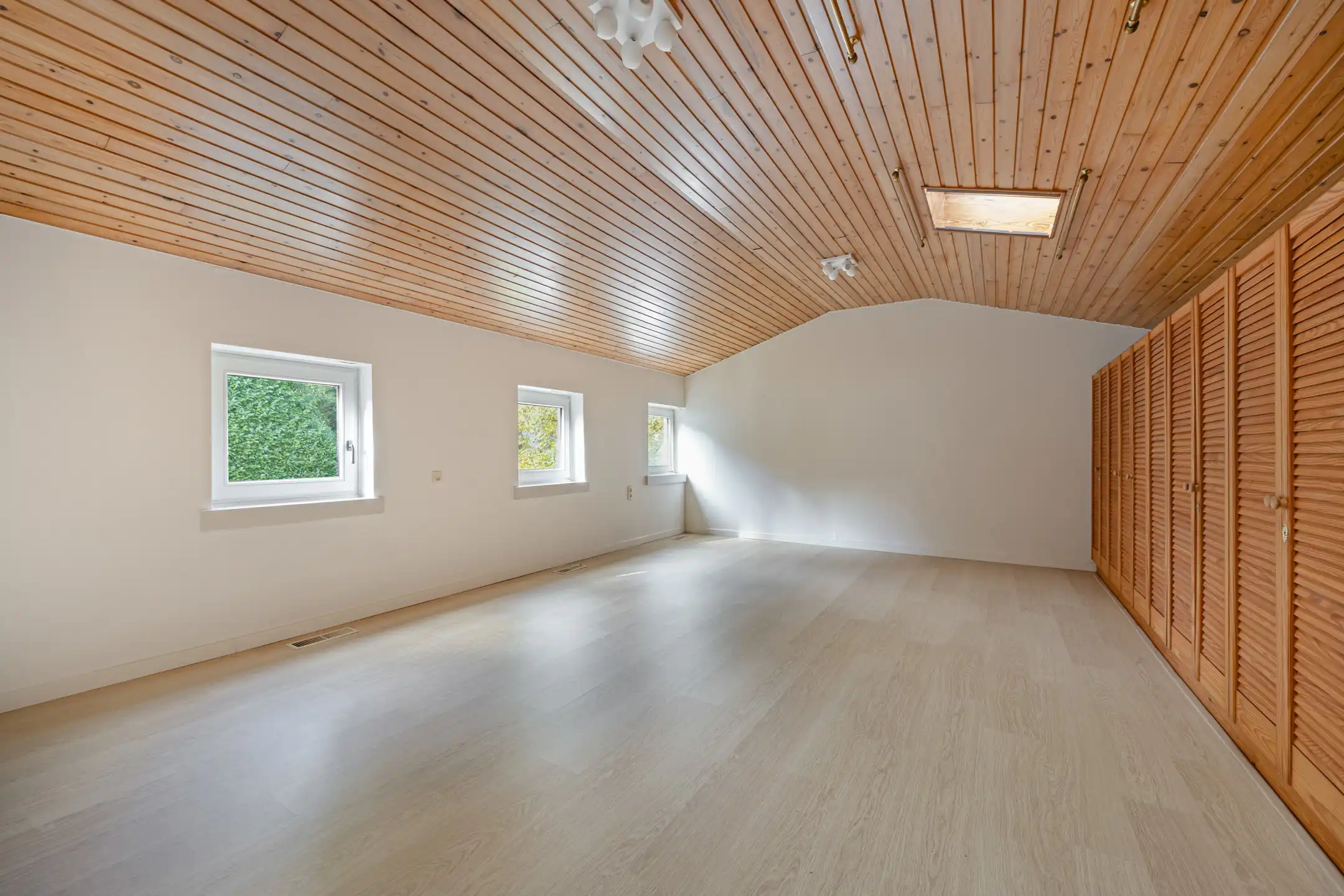 Seventiesvilla met zwembad en wellnessruimte in het groen  foto 35