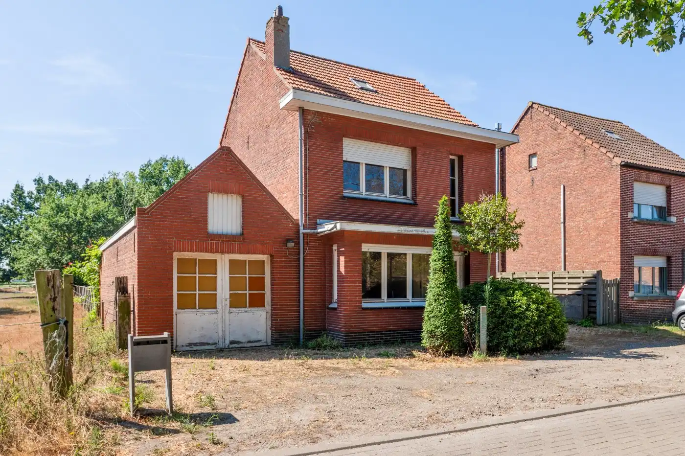 Charmante, te renoveren woning met 2 slpk., garage en tuin foto 35