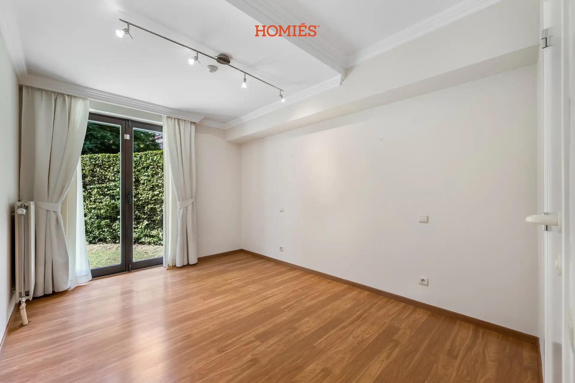 Ruim gelijkvloersappartement met zonnige privatieve tuin en veel privacy foto 6