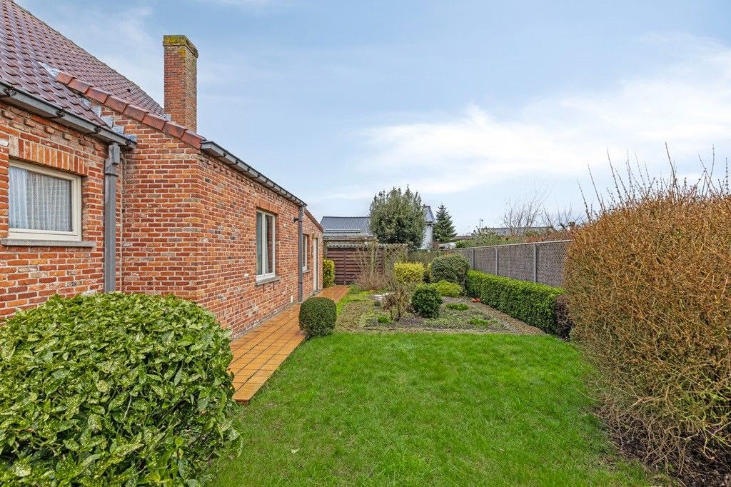 ADINKERKE: Zonnige bungalow/villa op mooie hoekligging met 2 slaapkamers en badkamer op het gelijkvloers, ruime garage en onderhoudsvriendelijke tuin op 633m² grondopp. foto 18