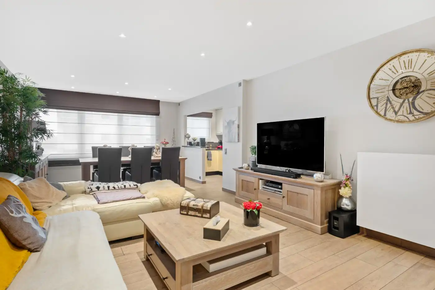 Gezellig, instapklaar app. op 1e verd. met 2 slpk., balkon en een garagebox foto 2