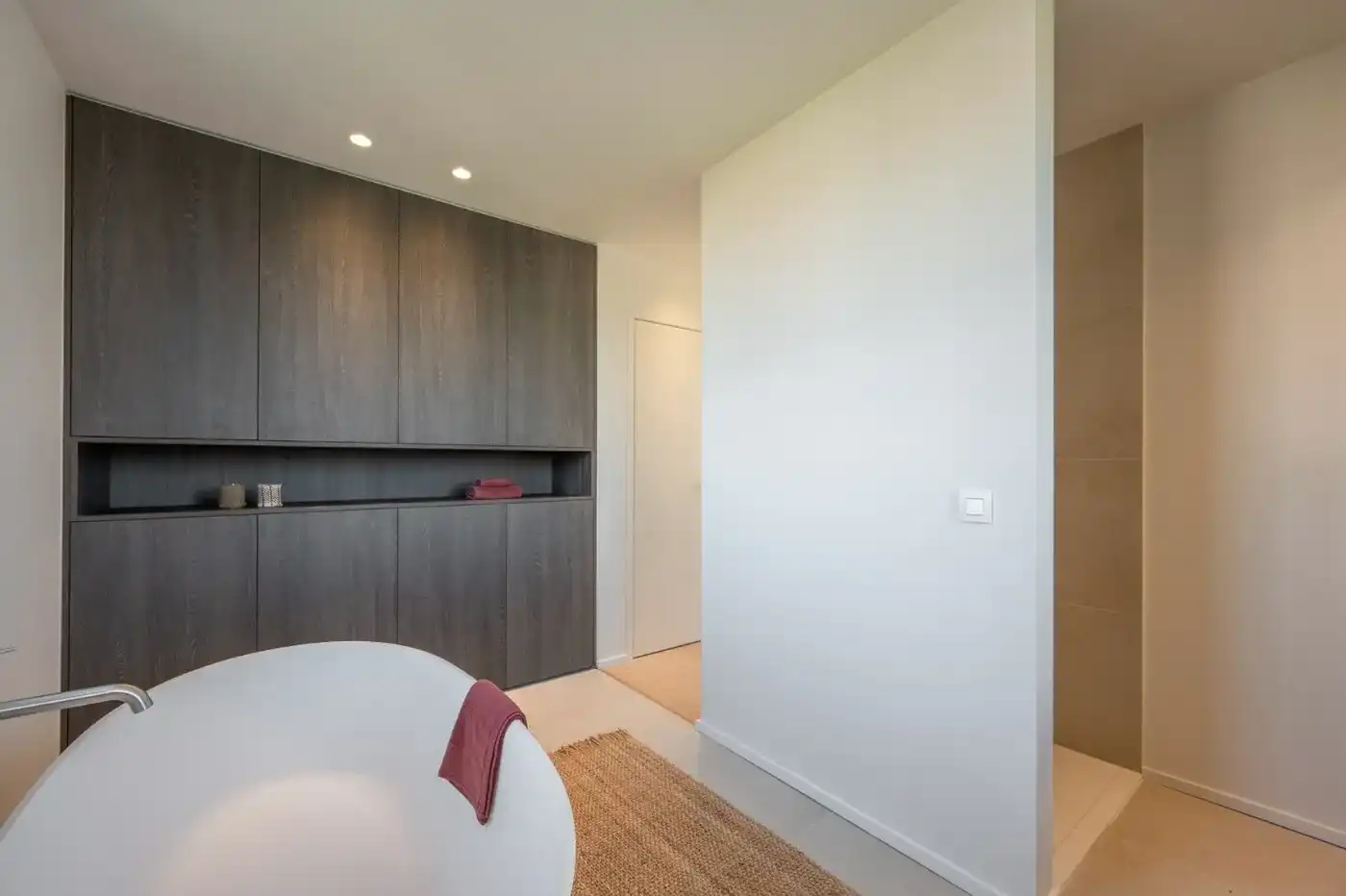Alleenstaande nieuwbouwvilla met aangename volumes foto 14
