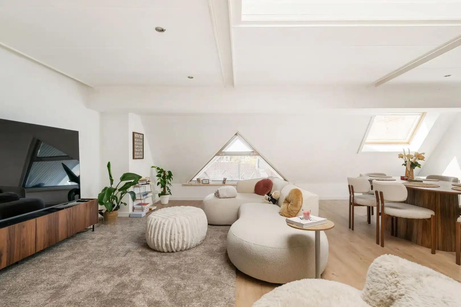 Verrassend ruim volledig opgefrist appartement in hartje Kortrijk met 1 slaapkamer foto 2