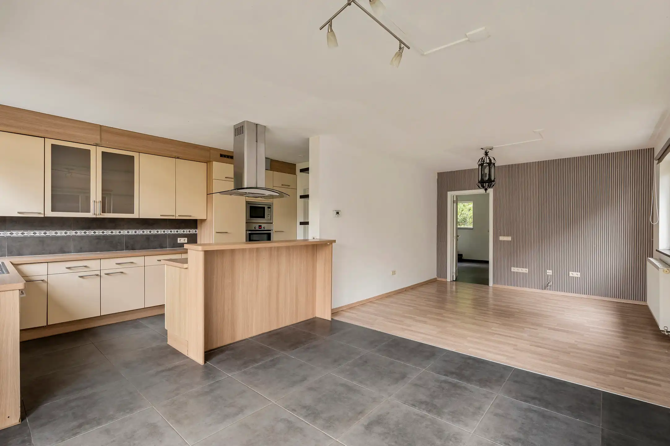Ruime en lichtrijke gezinswoning met 3 slaapkamers, dressing bureau en aangename tuin foto 6