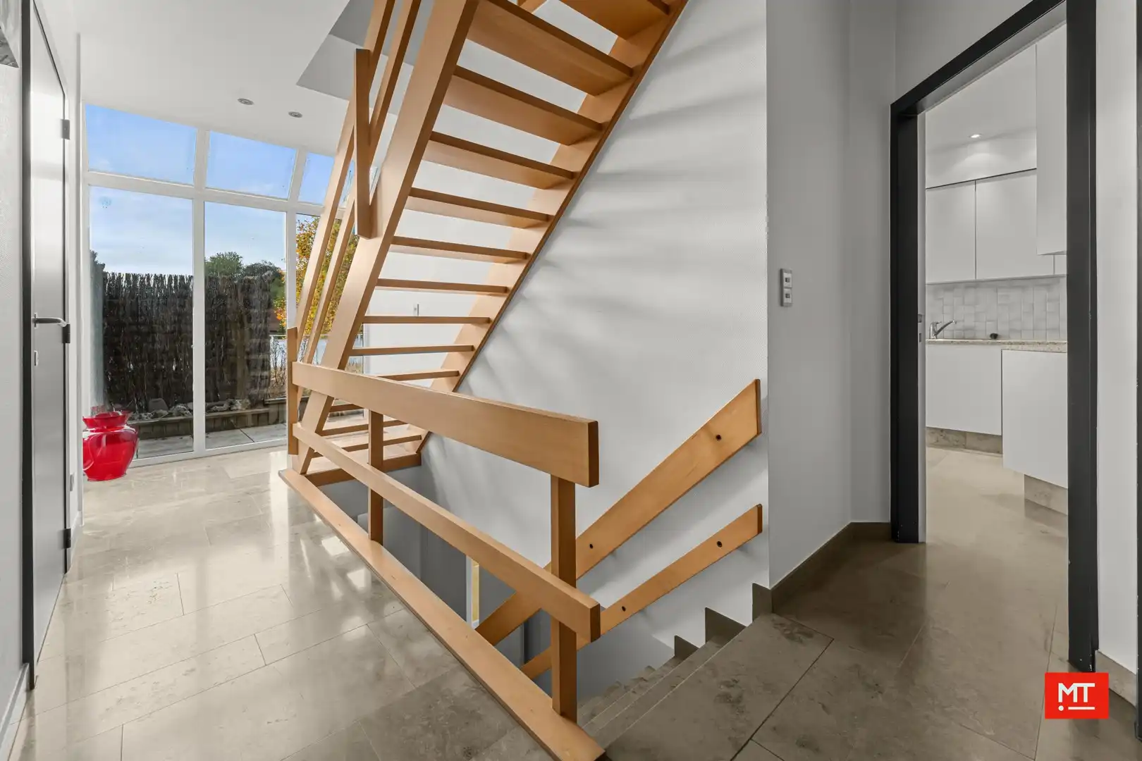 Bijzonder ruim gebouw met tal van mogelijkheden en uitweg, te koop in de dorpskern van Dadizele foto 9