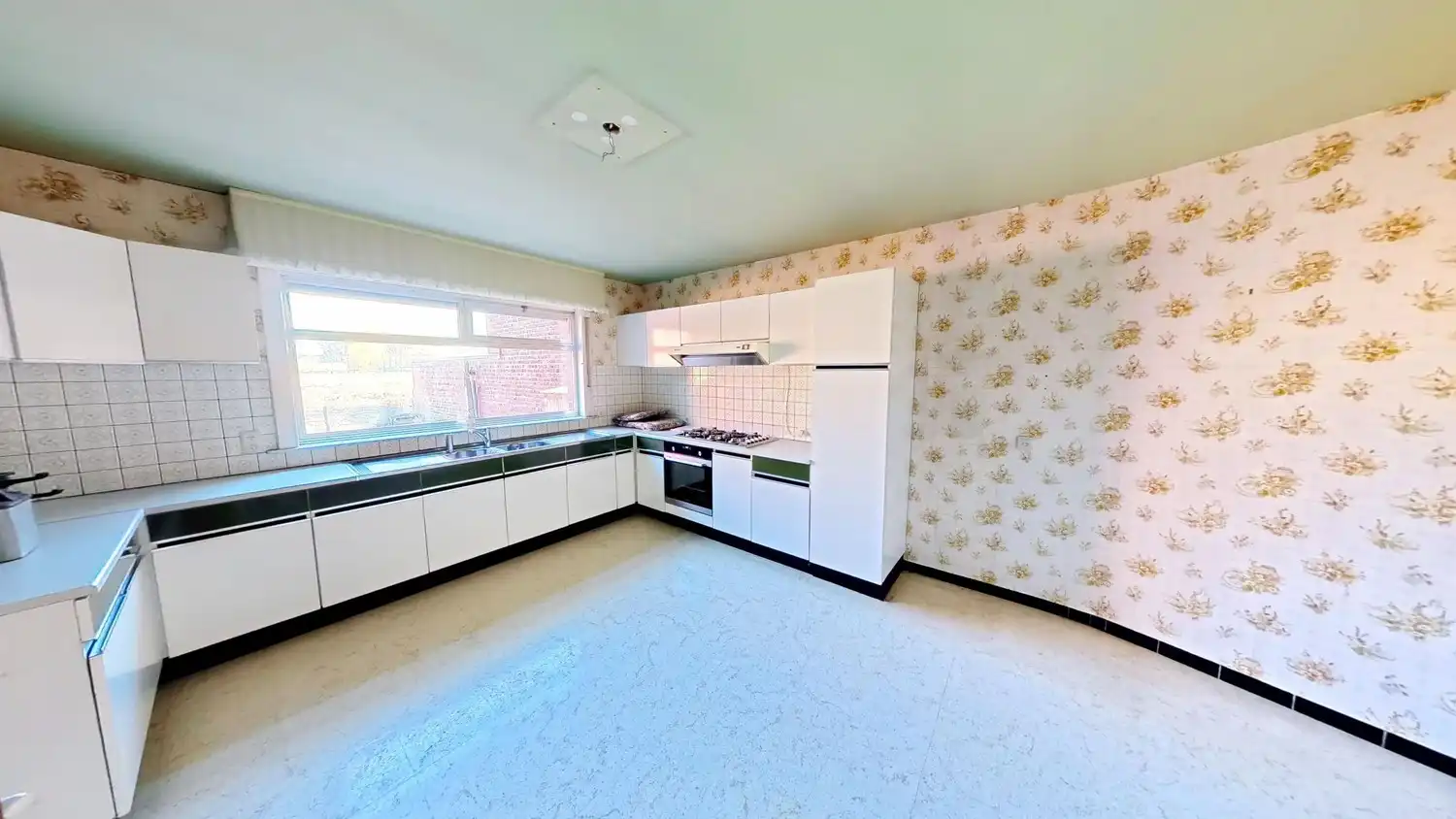 🏡 Ruime woning met 4 slaapkamers en inpandige garage te Sint-Baafs-Vijve! foto 4