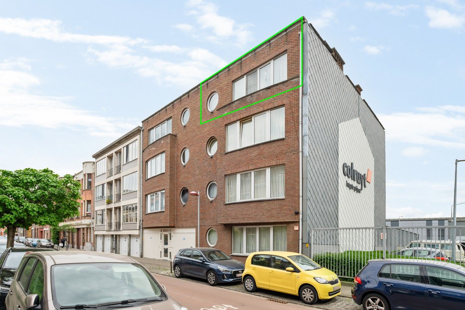 Ruim appartement met autostaanplaats in het centrum van Merksem! foto {{pictureIndex}}