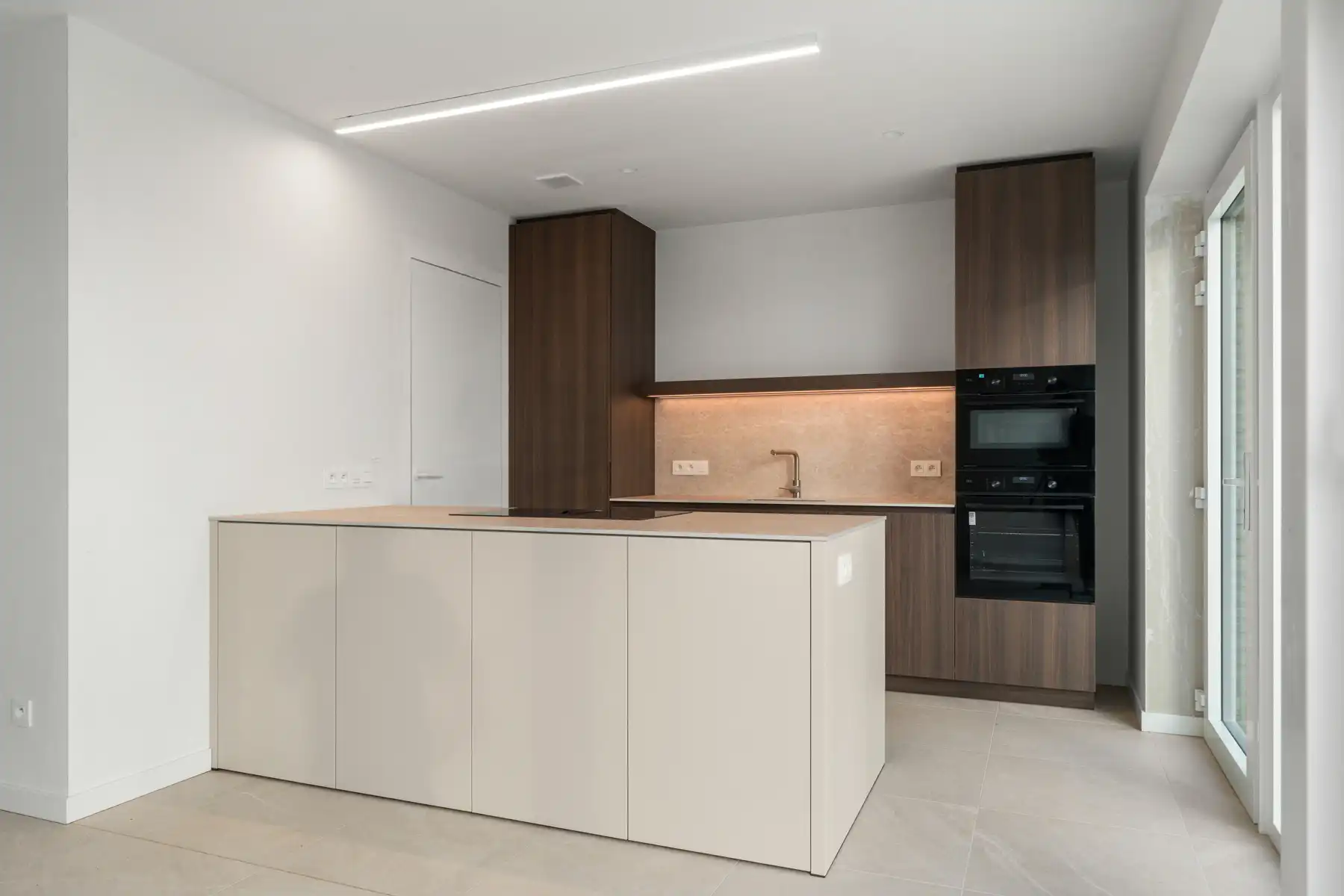 Moderne, halfopen woning foto 3