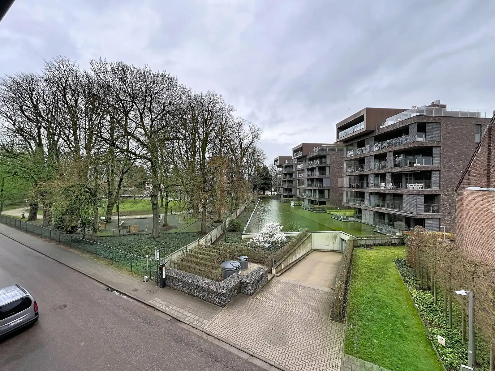 Rijwoning met 3 slpks en koer nabij het centrum foto 17