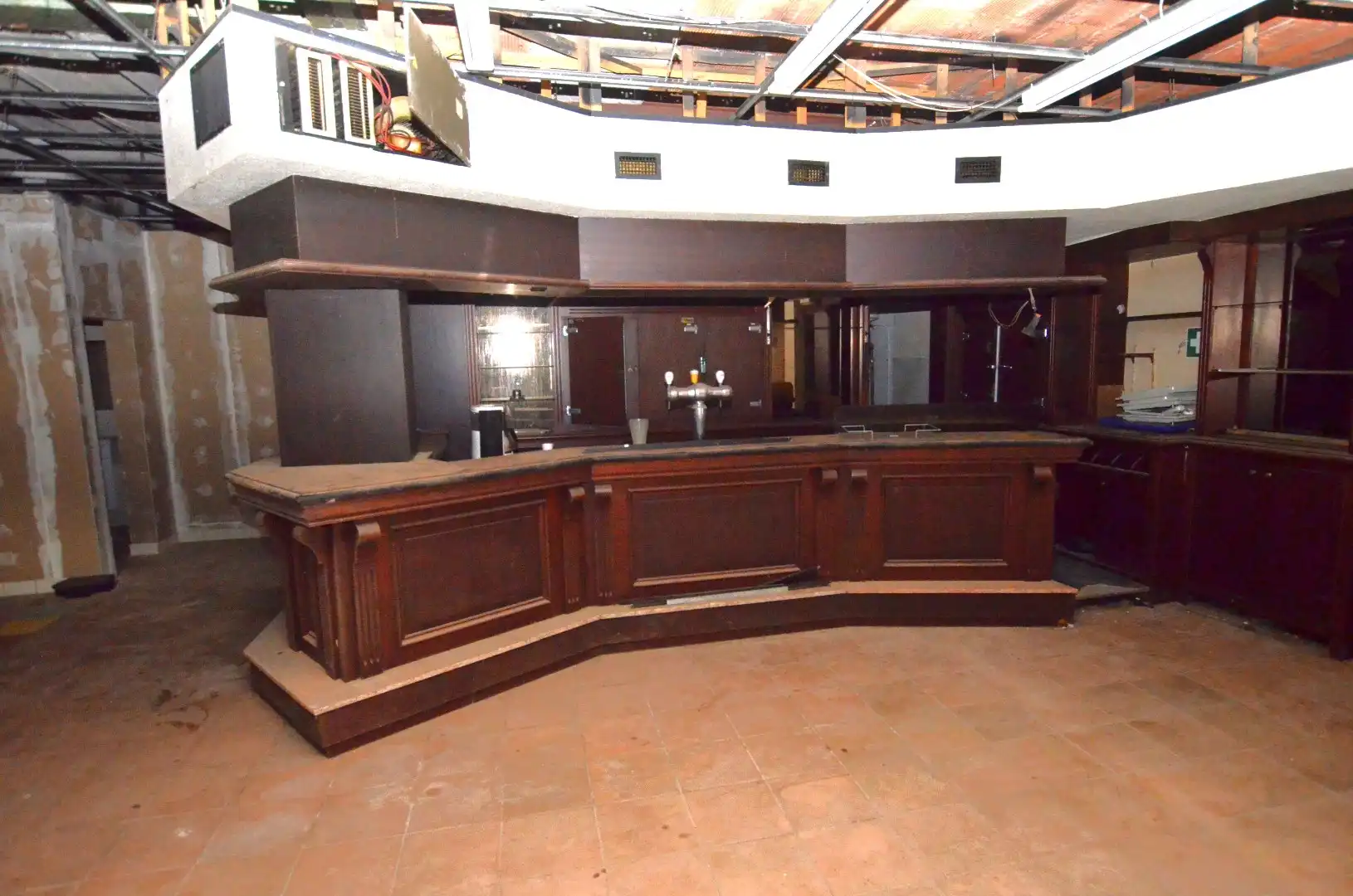 Ruim woonhuis met pakhuis/loods foto 9