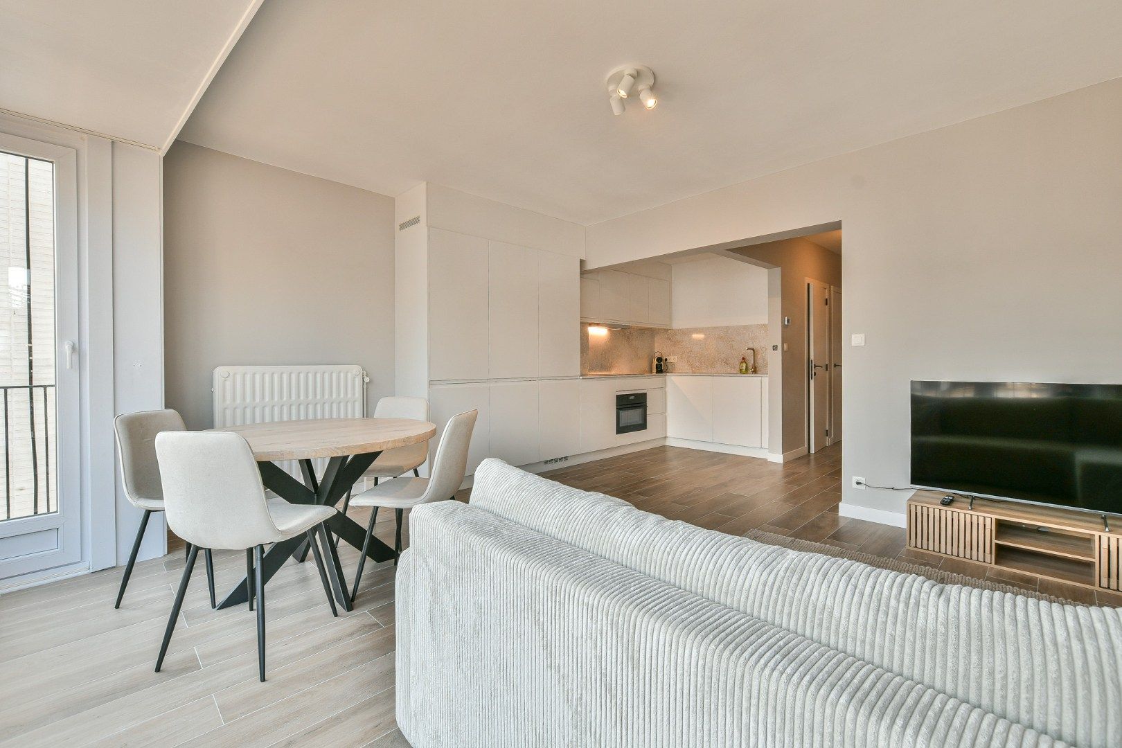 Gerenoveerd 2-slaapkamerappartement op toplocatie - vlakbij de zeedijk! foto 7