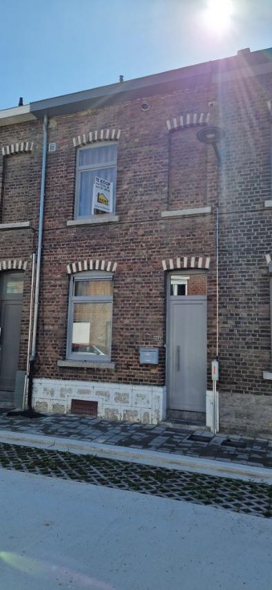 Gerenoveerde EENGEZINSWONING op 2 are 55 a met tuin( z) en parking foto {{pictureIndex}}