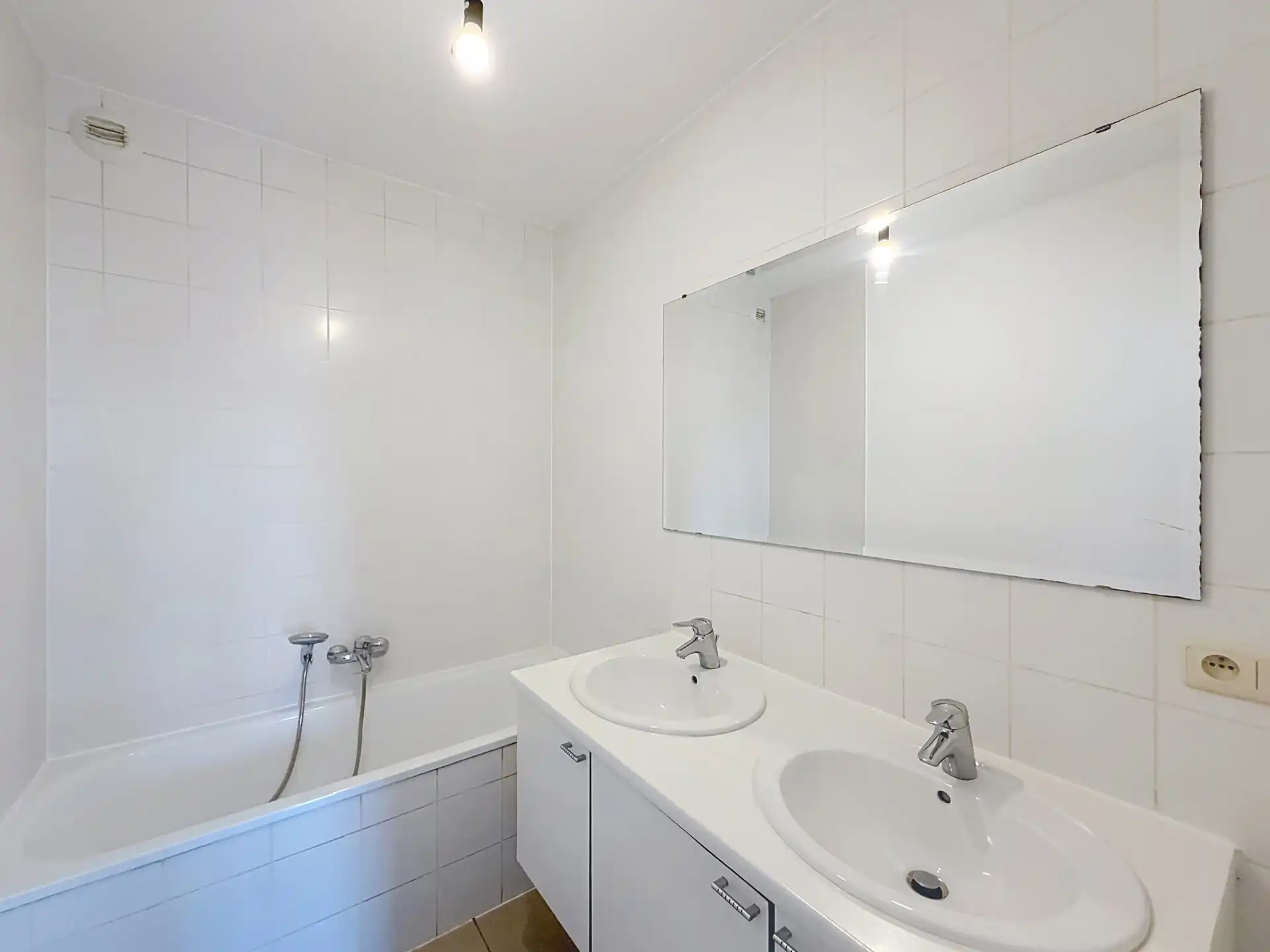Opgeknapt appartement met 2 slaapkamers foto 13