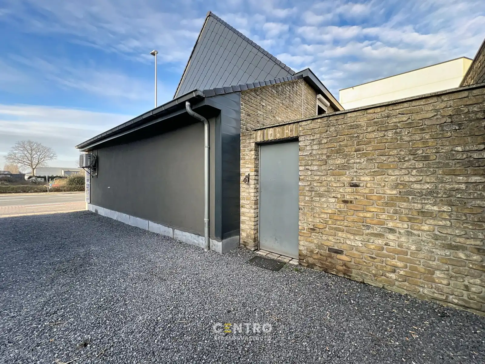 WOONST (4 slpk) met praktijkruimte, garages en extra STALLING op een ruim perceel van 820m²  te Gistel ! foto 4