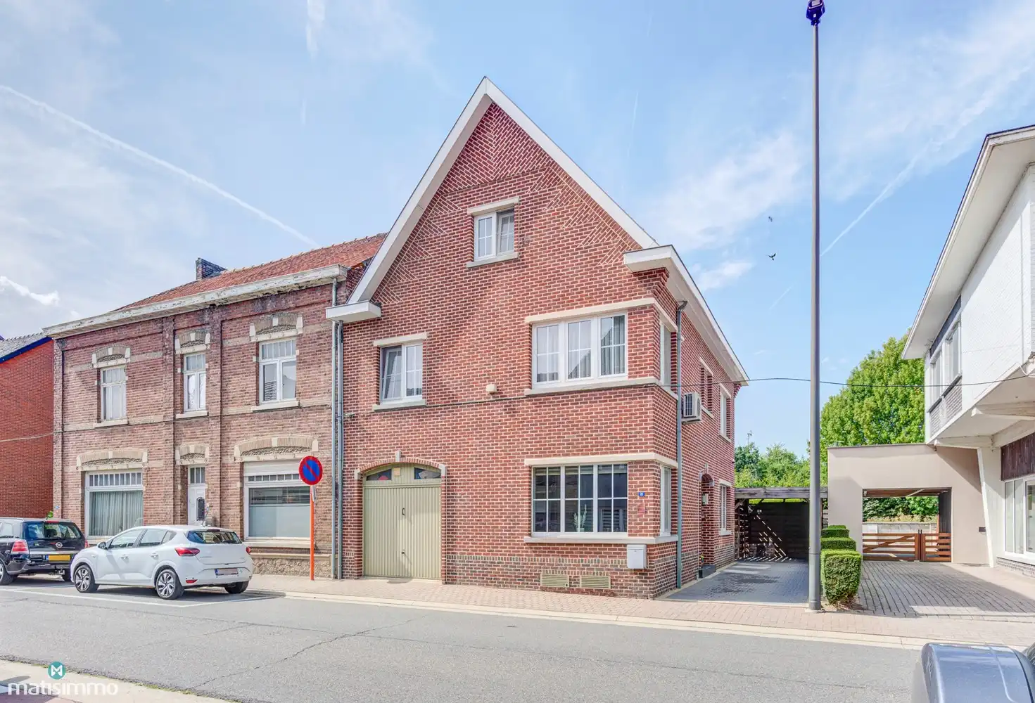 KARAKTERVOLLE EENGEZINSWONING MET 5 SLAAPKAMERS, GARAGE, CARPORT EN TUIN NABIJ HET CENTRUM VAN BILZEN foto 2