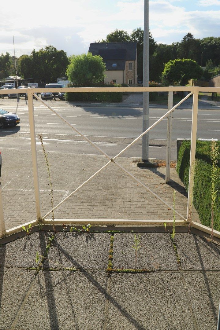 Ruim en licht duplex-appartement met 2 slaapkamers en autostaanplaats te Lanaken foto 6