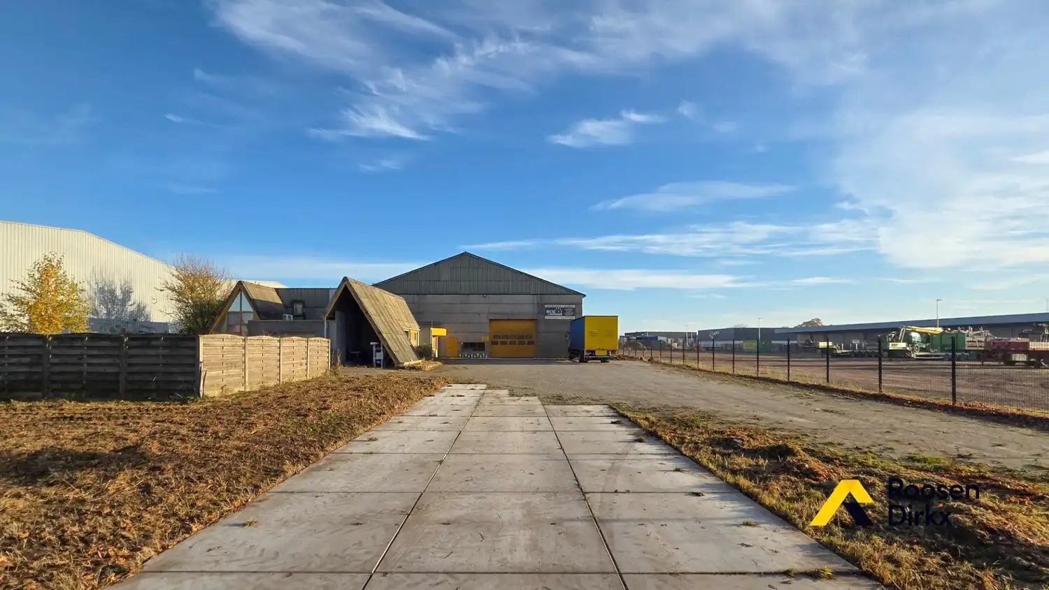 Industriehal met conciërgewoning op ca. 50 are – Bree foto {{pictureIndex}}