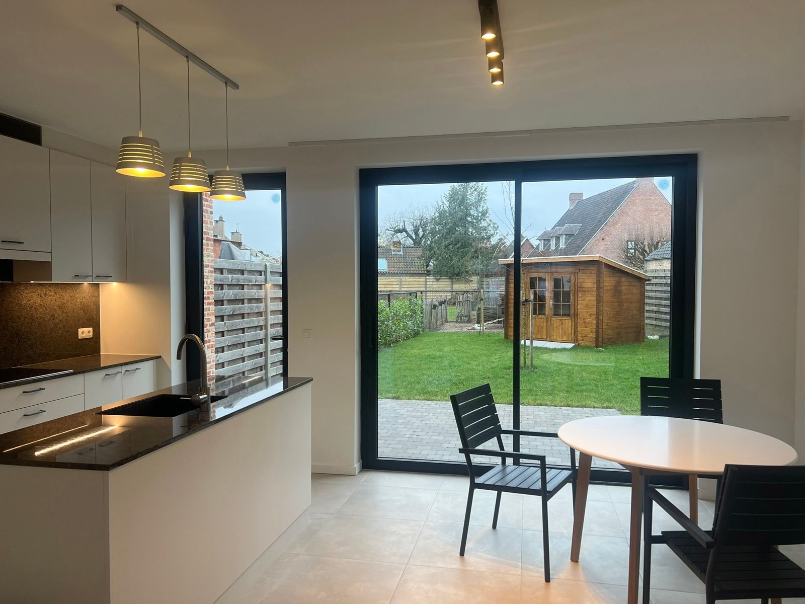 Instapklare nieuwbouwwoning met tuin en carport foto 3