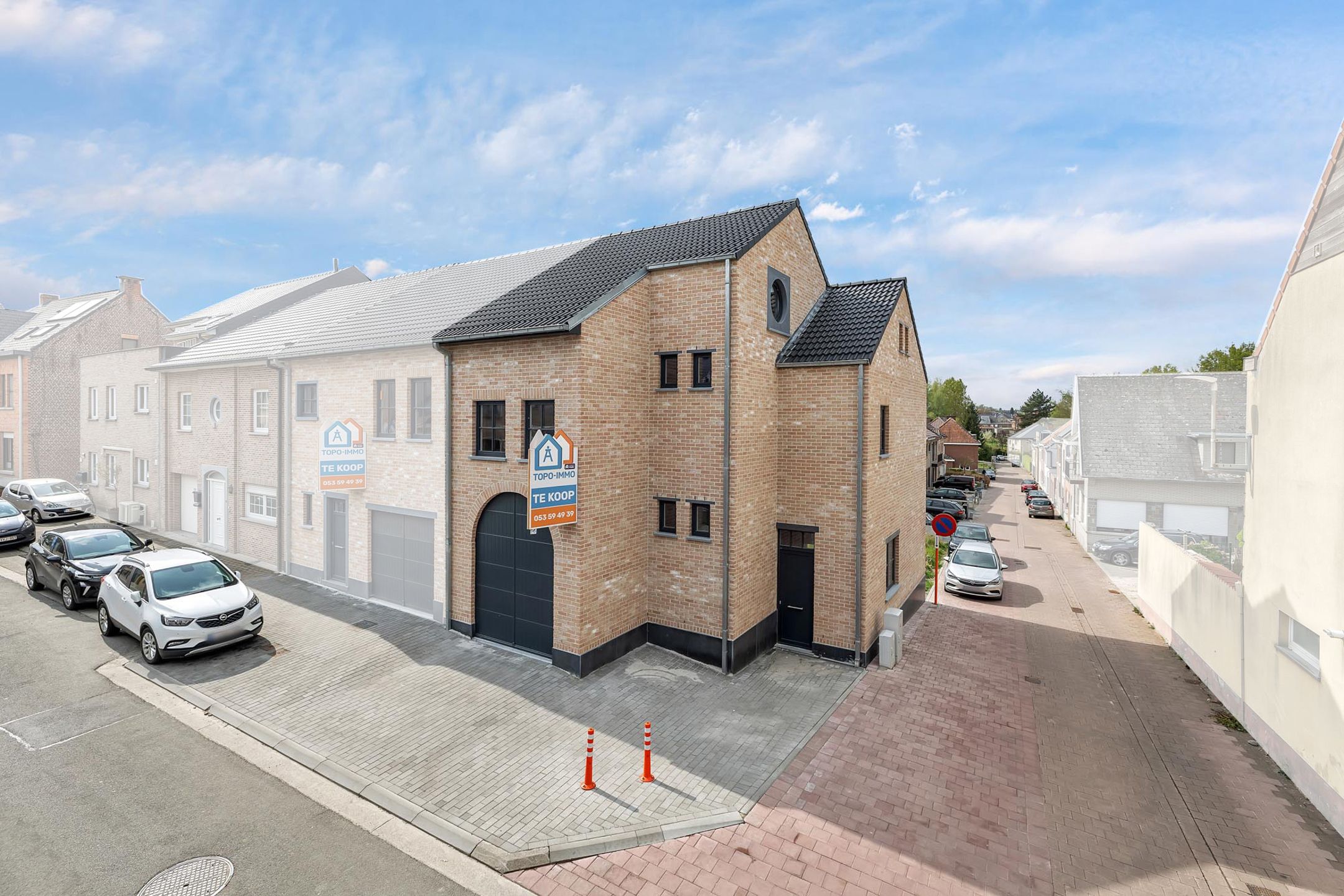 Halfopen bebouwing met drie slaapkamers en garage foto 2