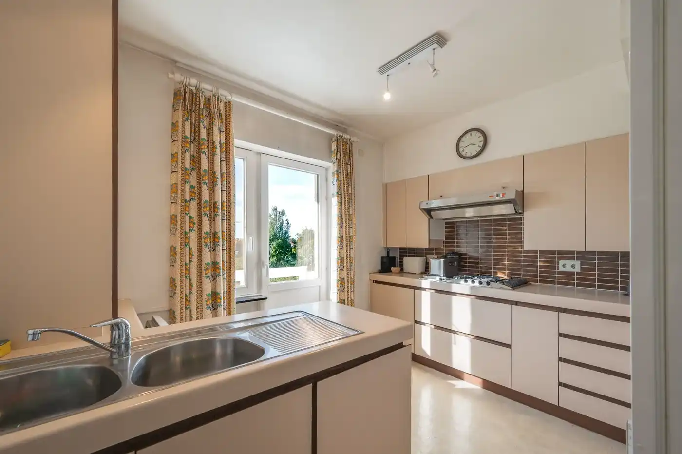 Renovatie opportuniteit! 3 gevel appartement met prachtig zicht op het Zegemeer  foto 10