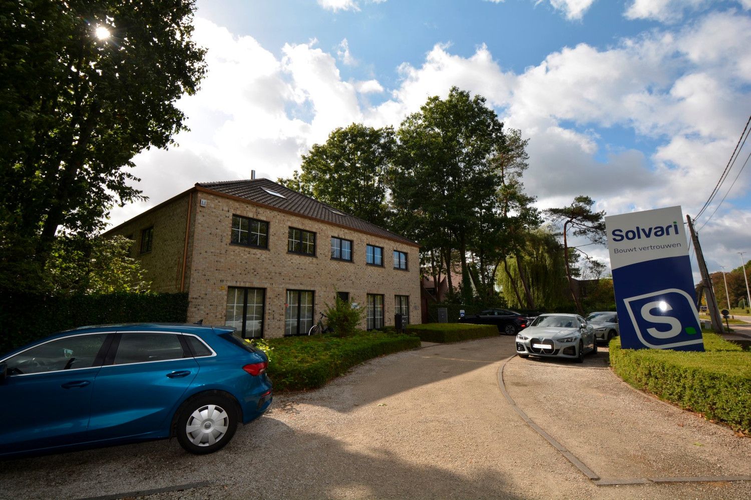 VERZORGD KANTOORGEBOUW MET PARKING! foto 3