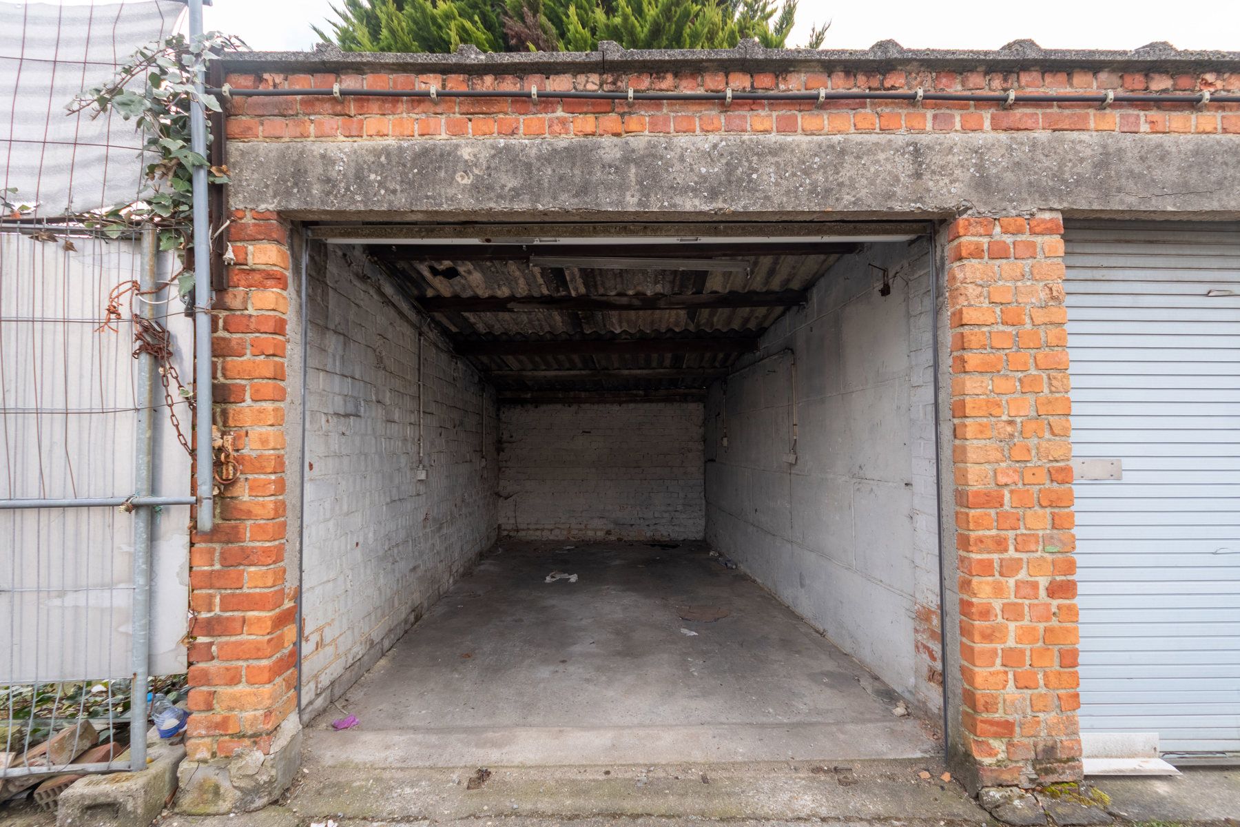 Geheel van 36 garages (vernieuwde poorten en dak) foto 8