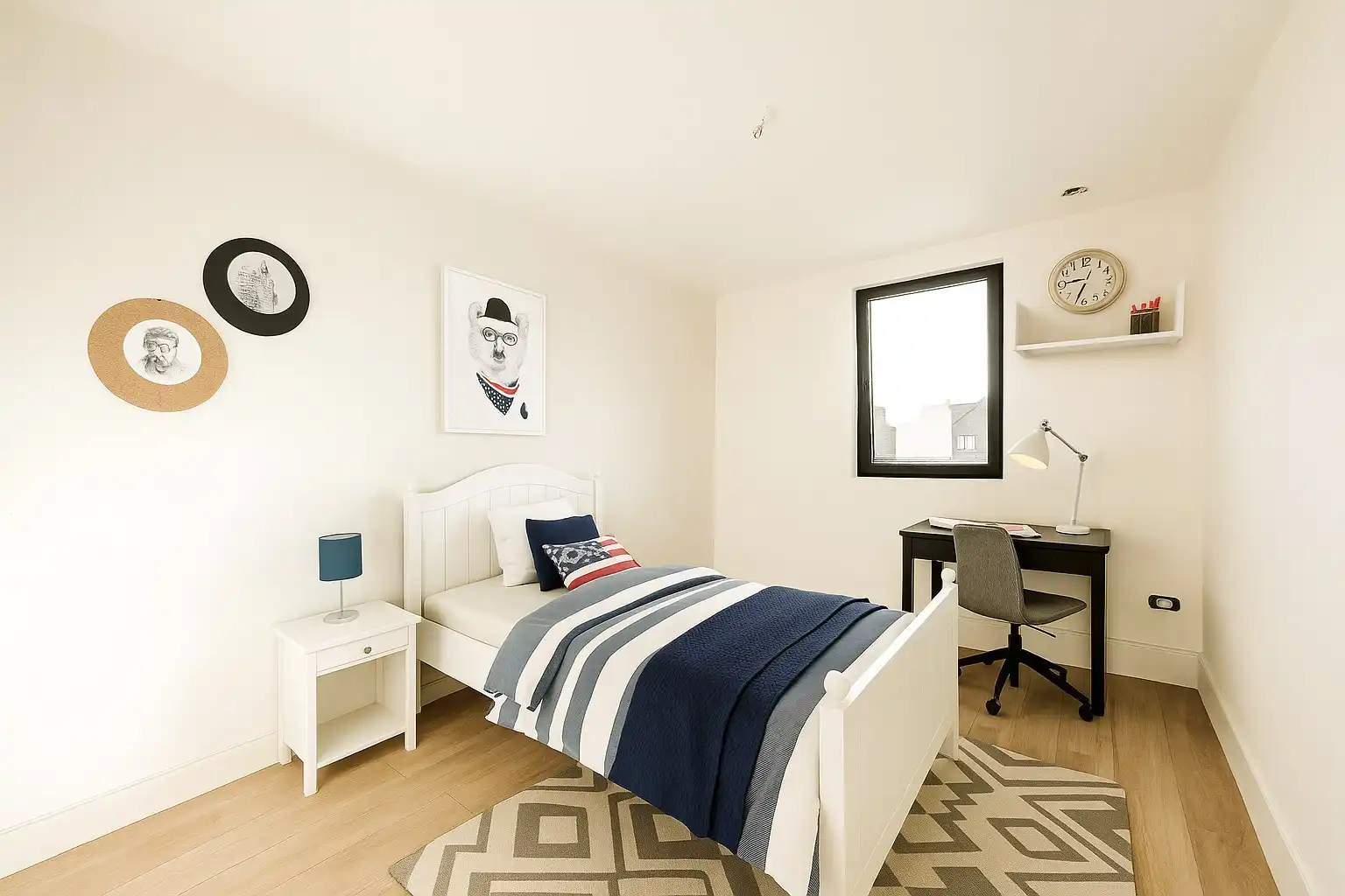 HALFOPEN RUIME GEZINSWONING MET ZEER GROTE TUIN foto 9